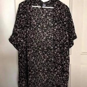  - 🌸Kimono från HM ! Nyskick! Kan skickas mot betalning🌸