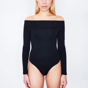  - Svart body från Angelica Blick för Bik Bok. Lite tjockare tyg som är väldigt bekvämt och snyggt på kroppen. Rätt liten i storleken, skulle säga att den är mer en M. Ingen knäppning i grenen.  Endast använd en gång.   ✨ Köparen betalar frakten ✨