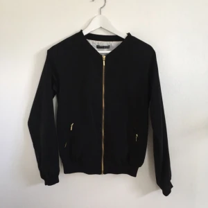  - Bomberjacka från London, lite fodrad men rätt tunn. Fint skick!