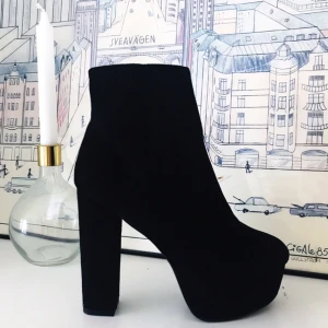  - Helt nya skor från Nelly. Skorna är i mockaimitation och storlek 38. Säljes för 200, frakt tillkommer. 