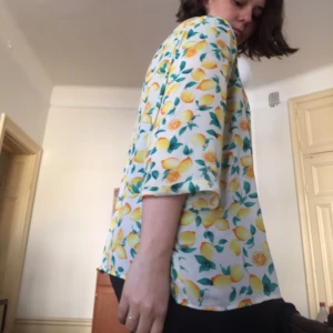  - Citronig öppen blus i somrigaste mönstret. Så fin och i nyskick! Finns i centrala Stockholm, annars står köparen för frakt.