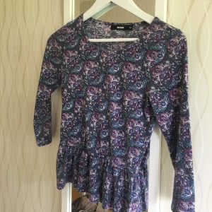  - En väldigt snygg och härlig tröja från bik bok💗väldigt bekväm och kan matchas till mycket, använt den några gånger men inte mycket, i storlek XS💗