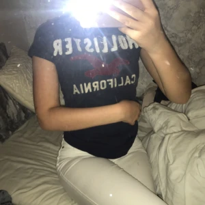  - hollister t shirt, har en fläck på (kan skicka bild) men om man inte bryr sig om det så är den jätte fin