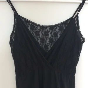  - Playsuit med spets i storlek XS/S. Sparsamt använd, spets på baksidan!