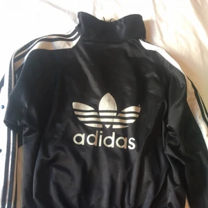  - Adidas track top ⚽️🏀 XXL, går att öppna ärmarna med knappar 🤔🤔 köpt second hand, så rejält använd men fint skick! 