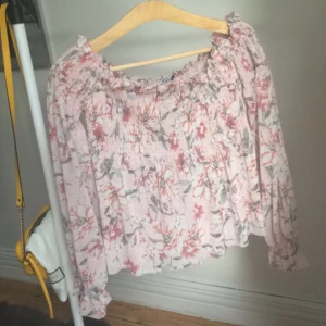  - Blommig over shoulder tröja blus från Gina tricot, knappt använd 