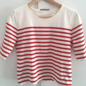  - Snygg randig tröja från COS i storlek XS. Tröjan ska vara lite croppad. 100% cotton och materialet känns lite som sweatshirt. Har använts därav lite defekter(se bilder) men inget större i min mening.
