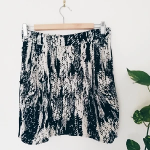  - Svart och vit mönstrad kjol från H&M. Supermjukt och skönt tyg. Fickor i sidan och dold dragkedja. Sparsamt använd.