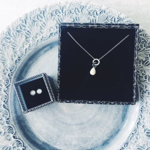  - Present som aldrig kommit till användning, säljer som set med tillhörande lådor, perfekt att ge bort! Köparen står för eventuell frakt 🌸