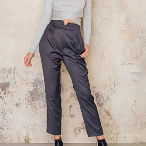  - Riktigt snygga kostymbyxor från NA-KD i storlek S. Endast använda en gång. Försluts med dragkedja. Har en liten V-detalj framtill (se bild). 