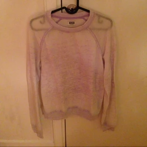  - Tunn ljuslila collagetröja i bra skick. Köpt som "sliten"
