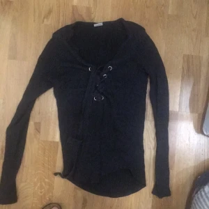  - Mörkgrå ribbad tröja med snörning från gina