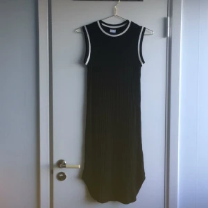  - Ärmlös klänning från Ginatricot. Säljes pga att den är för liten.  Bra skick! 