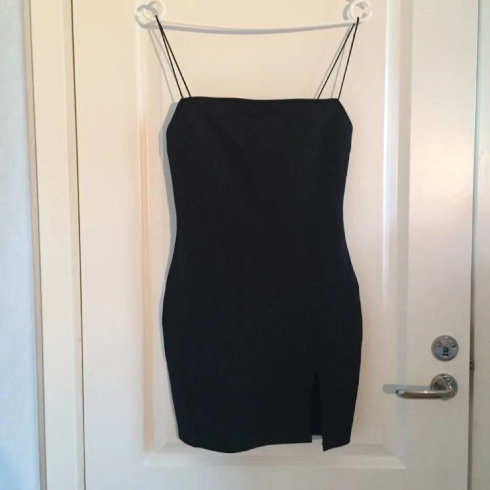 Helt ny svart klänning från NAKD Vanessa Moe's kollektion stl xs. Klänningen är i stretchigt material. . Klänningar.
