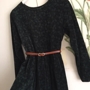  - Klänning i sammet, köpt second hand i Paris. (Skärp ingår ej) ✨