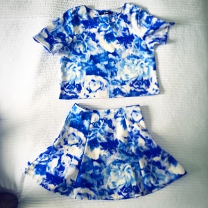  - Superfint set från Bikbok. Storlek XS på båda delarna. Kjolen är lite "vippig" i modellen och tröjan är lite kortare. Köparen står för ev fraktkostnad.  Kan även sälja delarna separat om efterfrågan finns, men de görs snyggast ihop 🙌✨