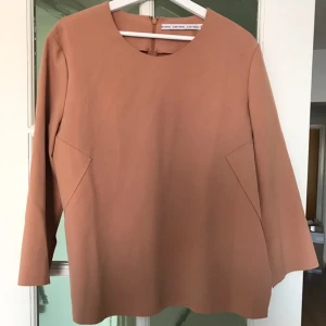  - Fin aprikos färgad blus från Other stories.  Storlek 42 men passar folk i den flesta storlekar mellan Xs-L beroende på hur man vill att den ska sitta.   Köparen betalar frakten.   KRAM! 