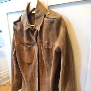  - Vintage mockajacka i skjortmodell. Köpt på broadway&sons i Göteborg. Fint skick. Storlek är någonstans mellan 38/40.