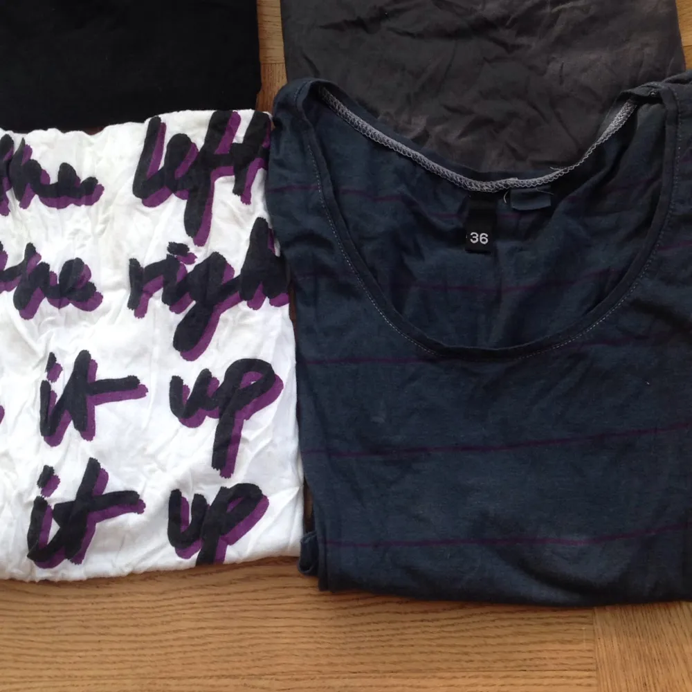 T-shirtar med undantag för grått linne uppe i höger hörn och vitt linne med 