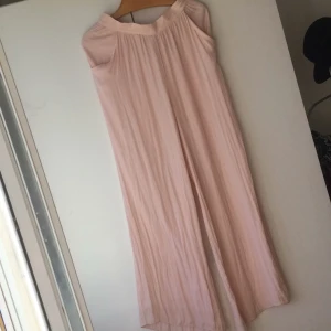  - SÅ FINA byxor från Zara, säljes pga för stora för mig tyvärr. Ljusrosa silkestyg