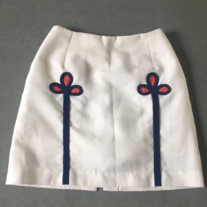  - Cool ⚓️skepparkjol⚓️ som är köpta second hand! Shorts på insidan. Mycket snygg men lite fläckad på bakfickan. Okänt märke och bra skick annars. Endast använd tre gånger! ✨Frakt ingår✨