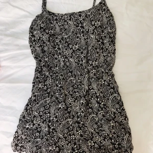  - Jumpsuit i shortsmodell, fint mönster!