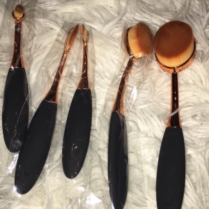  - Säljer dessa helt oanvända kvar i förpackningarna. Osäker på om det är äkta päls eller inte, skulle dock chansa på att det ej är äkta. Så vänligen ni som är emot päls avstå från just detta köp! :)   Kan skicka fler bilder mått osv vid intresse! Kan frakta ☺️