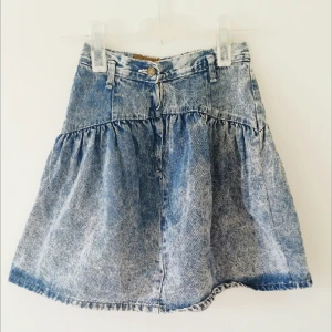  - Pris inklusive frakt!! Stentvättad kjol köpt på Beyond retro, den blir lite vidare när man har den på sig. Midjemåttet är ca 66 cm.