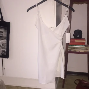  - Vit klänning från Tobi, endast provad en gång! Priset är inklusive frakt ☺️