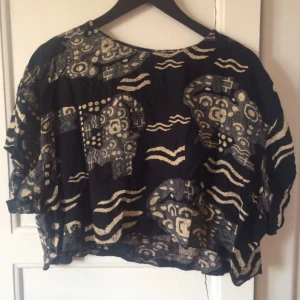  - Top från secondhand i San Fransisco! Mycket mjukt och svalkande tyg. Passar alla storlekar då den är luftig och vid i armarna.
