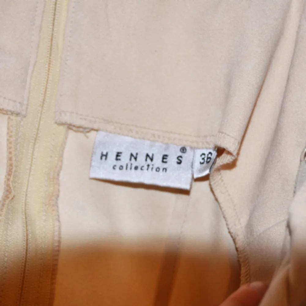 Vintage H&M klänning från så tidigt som när det hette Hennes collection! 50/60/70-tal skulle jag tippa på:P Har själv använt den med en liten t-shirt under. Snarare 34 än 36 i storleken! Frakt 28 kr. Klänningar.