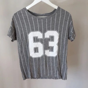  - Grå tisha från Gina. Jag säljer alla toppar för 3för2 :)