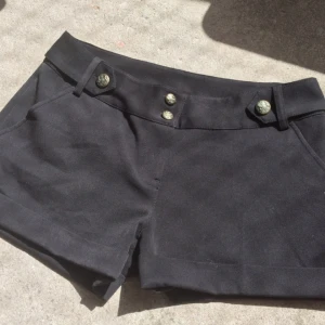  - Svarta shorts från H&M! Typ använda en gång. 