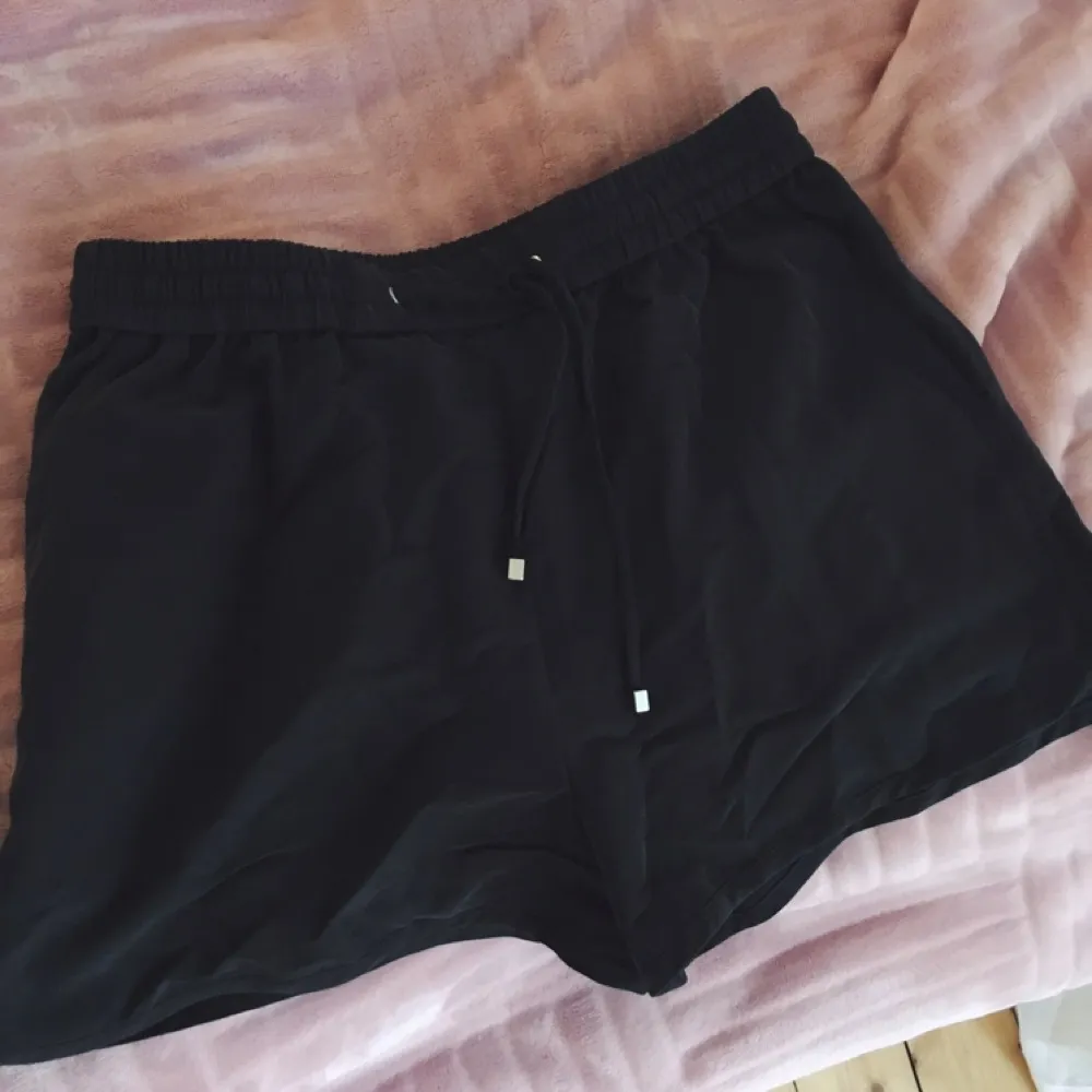 Mörkgrå (gråsvarta) shorts med snörning i midjan, väldigt sköna! Det är svårt att fånga materialet på bild, det är väldigt mjukt, nästan sammetsaktigt. Normala i storleken! Frakt: 20kr. . Shorts.