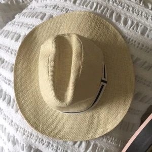  - Strandhatt perfekt till sommaren! Aldrig använd.