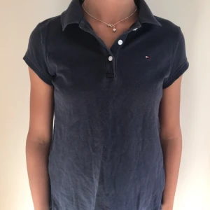  - Superfin mörkblå Tommy hilfiger piké i storlek 12-14 motsvarar XS! Betalning sker via swish  Köparen står för frakt