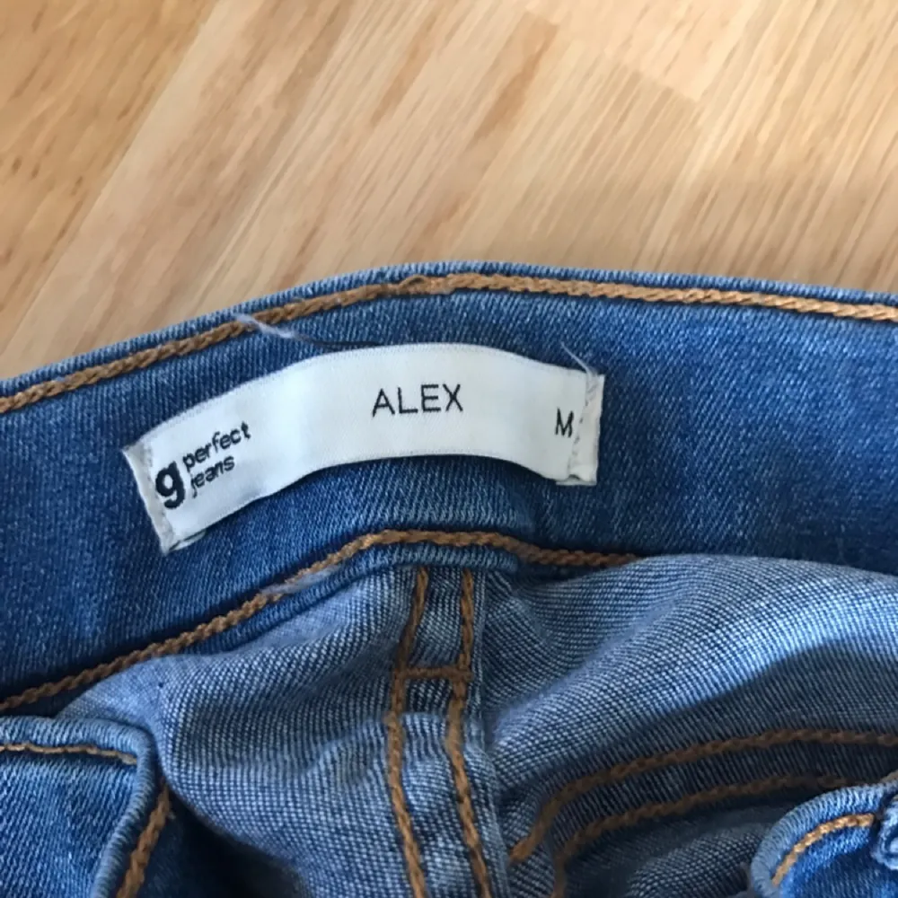 Väldigt stretchiga Alex jeans så nån som har s eller XS kan också ha dom liksom L . Jeans & Byxor.