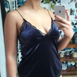  - Marinblått velvetlinne från ZARA. Smala axelband med spetsdetaljer över bröstet. Kan mötas upp i Göteborg annars står köparen för frakten. 😋