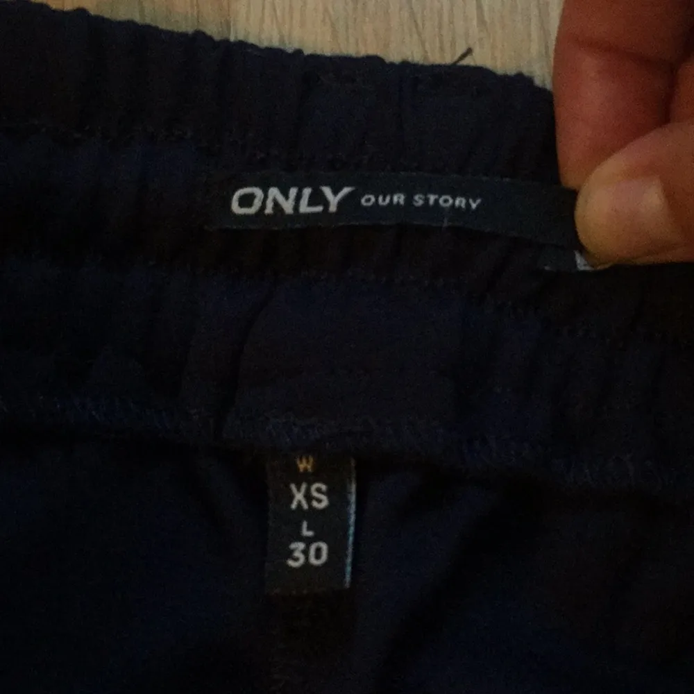 Mörkblå pop-trash byxor i storlek XS och längd 30. Supersköna och inte använda mer än någon gång.  Köparen betalar frakt. . Jeans & Byxor.