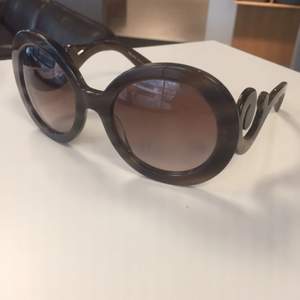 Prada solglasögon inköpta för cirka 3500kr  Sedd på Kardashian 