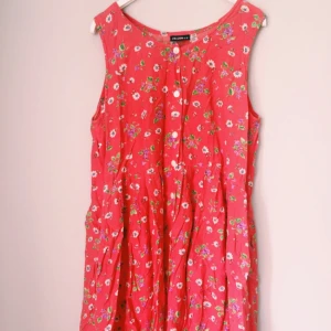  - Somrig klänning köpt från second hand. Lite oversize för mig som vanligtvis har 40. Finns band i bak så att man kan knyta och tighta till den lite! 