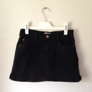  - Ännu en skit snygg jeanskjol från Ginatricot men som tyvärr blivit för liten. 