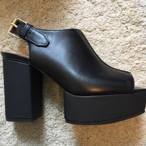  - Skor från & Other Stories köpt second hand. Endast använd inomhus. Säljer pga flytt. Nypris 950kr.  