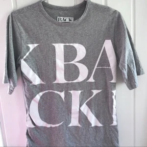  - T-shirt i storlek S från BACK. Säljes billigt pga ett småfel.