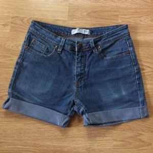  - 🐋 Obligatoriska jeansshorts för sommarens varma dagar! Perfekta för festival eller strandbesök. Storlek 38. 99% bomull & 1% elastan. Köpta 2hand, gott begagnat skick! Inga skavanker upptäckta. Vid frakt: +45kr 🐋