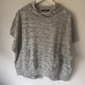  - Mysig oversize-hoodie med stor luva och utan ärmar. Oanvänd. Gråmelerad. Kan posta eller mötas i Sthlm/Gbg