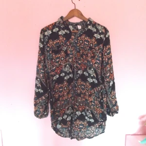  - Oversize skjorta. Slutar på halva låret ungefär på mig som är 164 lång. 