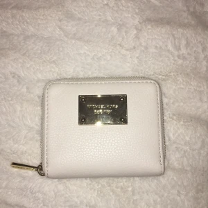  - Köpt i en Michael Kors butik för ca 1 år sedan, aldrig snvänd så den är i superskick. Bjuder på frakt