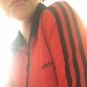  - Säljer min snygga adidas tröja som är röd med svarta sträck och detaljer.  Fel fri på alla sätt ! 