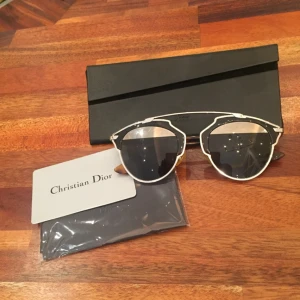  - Jag säljer nu mina Dior so real solglasögon! Mkt populära solglasögon, som man bland annat sett på många amerikanska kändisar och svenska bloggerskor! Fick dem för 1 år sedan men använda minst 2 gånger så de är i gott skick. Inga repor eller så! De är köpta på NK, och det kostade runt 5000 sek! Säljer dem nu för 2000 sek! Pm vid intresse! 